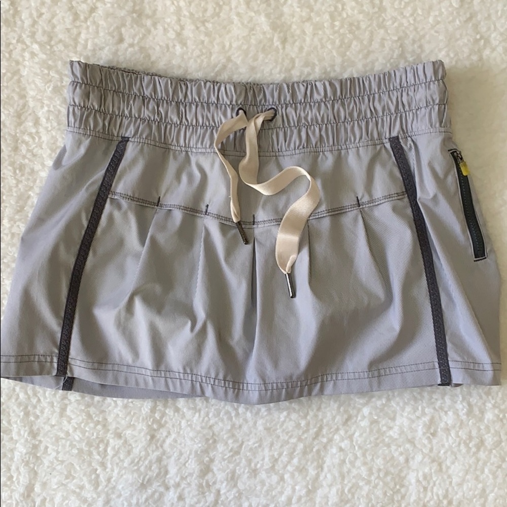 Lululemon Run Tracker Skirt - Grey/White Pinstripe